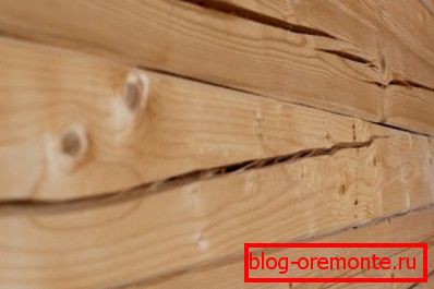 Las grietas profundas se ven claramente en la foto - el resultado del secado del árbol Las grietas profundas se ven claramente en la foto - el resultado del secado del árbol
