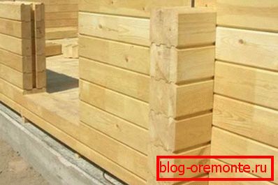 La foto muestra el proceso de construcción de paredes de chapa de madera laminada. La foto muestra el proceso de construcción de paredes de chapa de madera laminada.