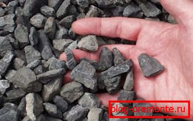 En la foto, la piedra triturada ordinaria es un componente importante del concreto. En la foto, la piedra triturada ordinaria es un componente importante del concreto.