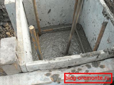 En la foto - encofrado para la base de la columna (pila). En la foto - encofrado para la base de la columna (pila).