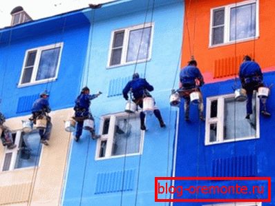 La foto muestra el proceso de elaboración de la fachada de hormigón. La foto muestra el proceso de elaboración de la fachada de hormigón.