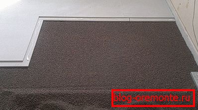La foto muestra la instalación de un piso terminado en una regla seca. La foto muestra la instalación de un piso terminado en una regla seca.