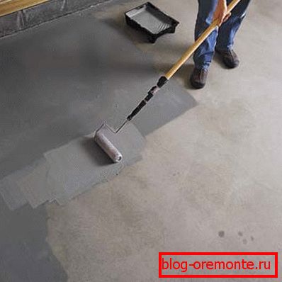 La foto muestra el proceso de aplicación de pintura.