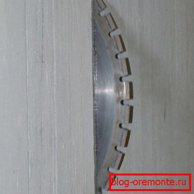 La foto muestra el proceso de corte para hormigón. La foto muestra el proceso de corte para hormigón.