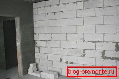 La foto muestra el tabique interior de hormigón ligero. La foto muestra el tabique interior de hormigón ligero.