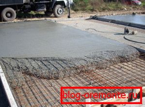 La foto muestra el vertido de losa monolítica reforzada.
