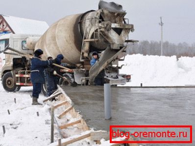 La foto muestra el casting de una base monolítica en invierno. La foto muestra el casting de una base monolítica en invierno.