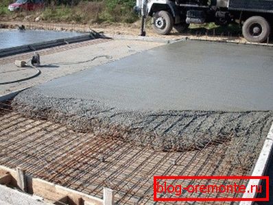 La foto muestra cómo verter piso de concreto en invierno. La foto muestra cómo verter piso de concreto en invierno.