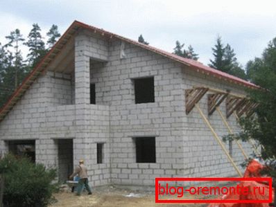 La foto muestra la construcción de una casa de campo de bloques de hormigón celular. La foto muestra la construcción de una casa de campo de bloques de hormigón celular.