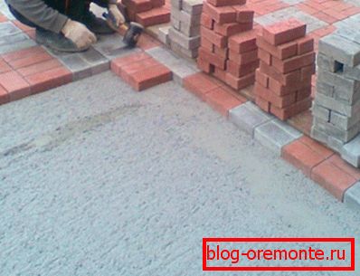 La foto muestra la instalación sobre una base de hormigón. La foto muestra la instalación sobre una base de hormigón.