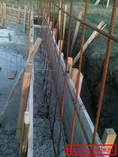 En la foto: al construir paredes de forma monolítica, es importante realizar refuerzos de alta calidad. En la foto: al construir paredes de forma monolítica, es importante realizar refuerzos de alta calidad.