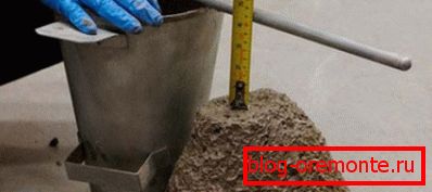 En la foto: los profesionales prueban la consistencia utilizando métodos especiales; en la auto-mezcla, usted necesita ajustar la cantidad de agua usted mismo En la foto: los profesionales prueban la consistencia utilizando métodos especiales; en la auto-mezcla, usted necesita ajustar la cantidad de agua usted mismo
