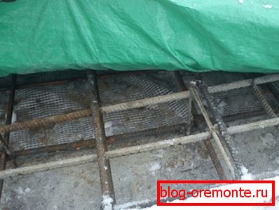 En la foto hay un refugio de film de hormigón. En la foto hay un refugio de film de hormigón.