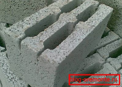 La foto muestra una estructura de material de grano grueso. La foto muestra una estructura de material de grano grueso.