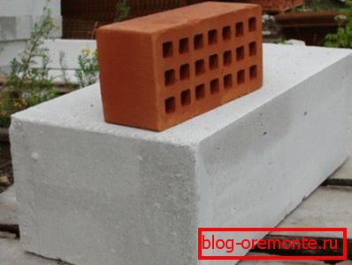 La foto muestra la diferencia entre ladrillo ordinario y bloque de concreto aireado. La foto muestra la diferencia entre ladrillo ordinario y bloque de concreto aireado.