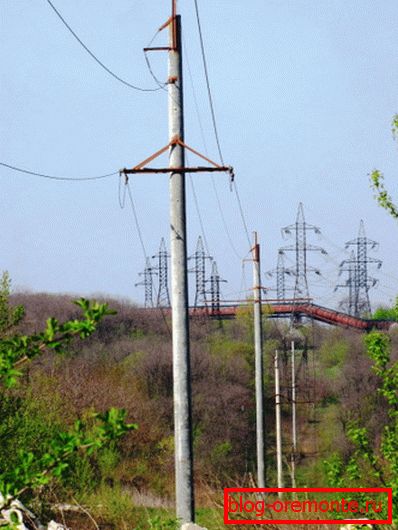 La foto muestra pilares de hormigón armado de 35 KV instalados en suelo rocoso. La foto muestra pilares de hormigón armado de 35 KV instalados en suelo rocoso.