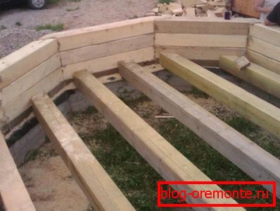 Las barras de pared se colocan sobre la base lista, después de lo cual se montan los troncos del piso Las barras de pared se colocan sobre la base lista, después de lo cual se montan los troncos del piso