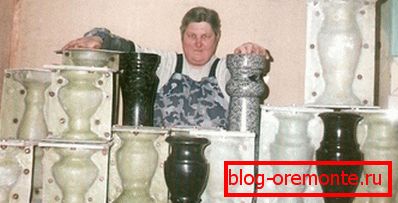 Emprendedor novato rodeado de moldes y productos acabados. Emprendedor novato rodeado de moldes y productos acabados.