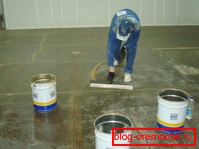 Aplicación del componente acrílico sobre una superficie de hormigón. Aplicación del componente acrílico sobre una superficie de hormigón.