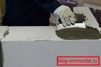 Poner pegamento en el bloque de hormigón. Poner pegamento en el bloque de hormigón.