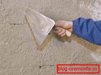 Poner yeso protegerá la estructura porosa de la penetración de la humedad. Poner yeso protegerá la estructura porosa de la penetración de la humedad.