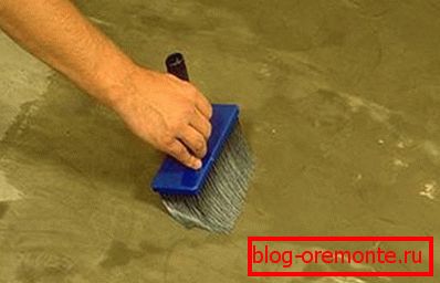 Poner vidrio líquido sobre una superficie de concreto. Poner vidrio líquido sobre una superficie de concreto.