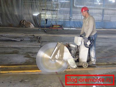 Cortar las juntas de dilatación con una sierra de diamante. Cortar las juntas de dilatación con una sierra de diamante.