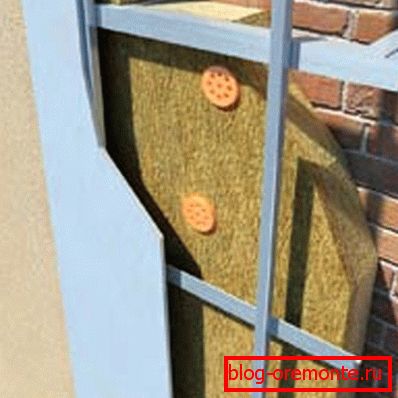 Aislamiento externo en el ejemplo de una fachada de ladrillo. Aislamiento externo en el ejemplo de una fachada de ladrillo.