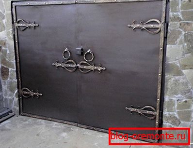 Candado en la puerta del garaje Candado en la puerta del garaje