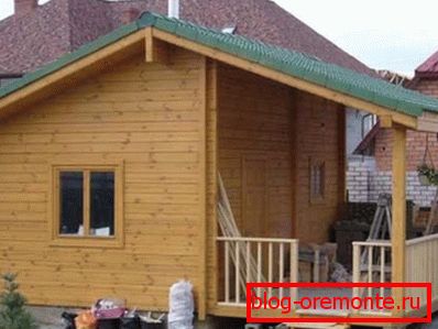 Las pequeñas casas de campo no abarrotan el sitio, siendo parte integral Las pequeñas casas de campo no abarrotan el sitio, siendo parte integral