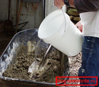 La falta de agua, así como el excedente, afecta negativamente la calidad y la resistencia de las estructuras de concreto La falta de agua, así como el excedente, afecta negativamente la calidad y la resistencia de las estructuras de concreto