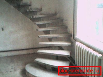 Algunos de estos productos se basan en un marco de metal duradero, que en sí mismo es una escalera, y solo los pasos y elementos decorativos se vierten del concreto Algunos de estos productos se basan en un marco de metal duradero, que en sí mismo es una escalera, y solo los pasos y elementos decorativos se vierten del concreto