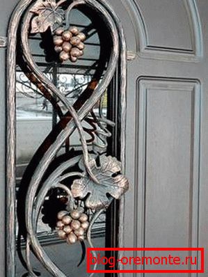 Herrajes inusuales para la puerta.