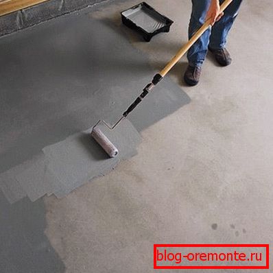 Desempolvado de hormigón mediante imprimación penetrante y rodillo de espuma. Desempolvado de hormigón mediante imprimación penetrante y rodillo de espuma.