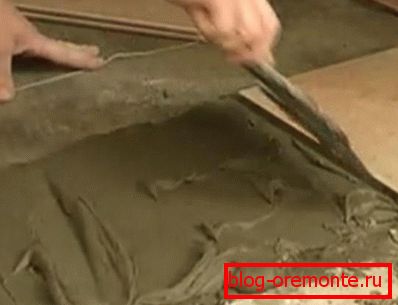 Aplicando una mezcla de unión. mosaico de porche