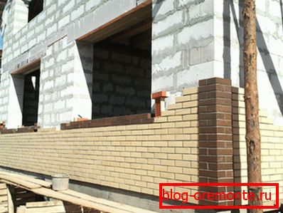 Frente a la casa de ladrillos de hormigón celular, la forma más confiable de proteger los bloques. Frente a la casa de ladrillos de hormigón celular, la forma más confiable de proteger los bloques.