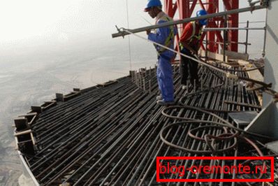 Tenga en cuenta que este no es el tercer o el quinto piso, pero el concreto también se entrega aquí a través de una bomba especial. Tenga en cuenta que este no es el tercer o el quinto piso, pero el concreto también se entrega aquí a través de una bomba especial.