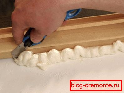 Eliminar la espuma residual. puerta de bricolaje