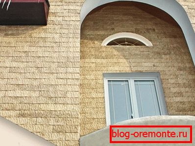 La fachada del edificio enfundada por un revestimiento de hormigón. La fachada del edificio enfundada por un revestimiento de hormigón.