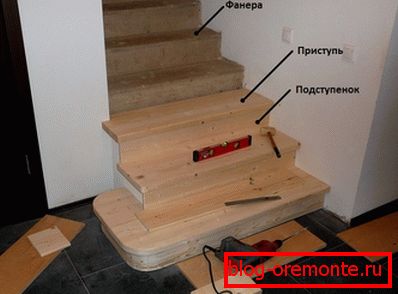 Revestimiento de escaleras de hormigón деревом