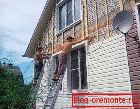 Cubriendo el alero de un edificio de ladrillos con revestimiento de vinilo