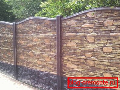 La valla está decorada con piedra natural. La valla está decorada con piedra natural.