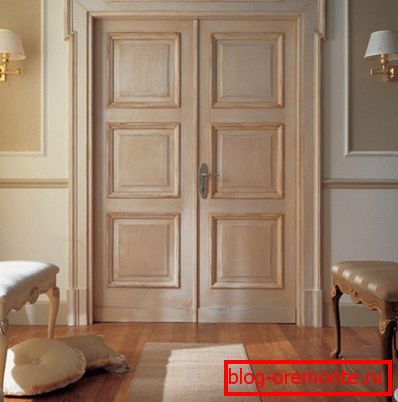 Pegado de puertas antiguas con revestimientos decorativos.