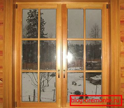 La ventana de madera de pino. La ventana de madera de pino.