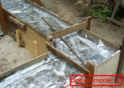 El encofrado de la base de la cinta cubierta con PVC una película