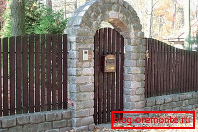 Valla original: puerta de piedra arqueada. Valla original: puerta de piedra arqueada.