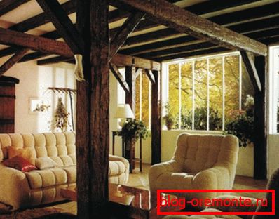 Solución original con vigas decorativas. Solución original con vigas decorativas.