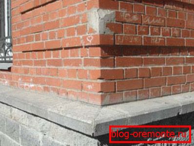 Los restos de cemento estropean gravemente la apariencia de los edificios. Los restos de cemento estropean gravemente la apariencia de los edificios.