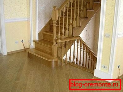 Escalera de madera acabada