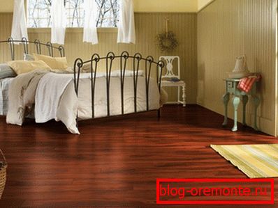 Acabar el piso puede ser un detalle brillante del dormitorio interior.